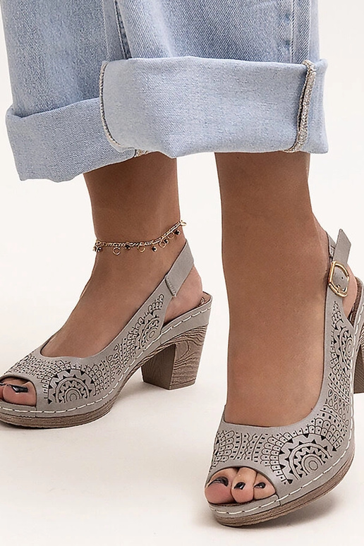 Prelamované sandále na podpätku... Prelamované sandále na podpätku...