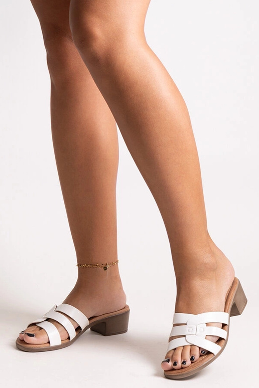 Biele mulice Lidiene na vysokom opätku