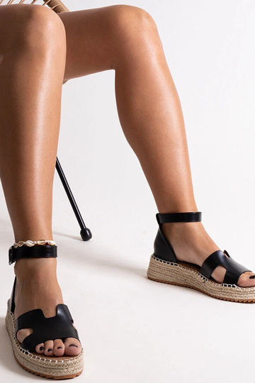 Čierne klinové sandále... 2