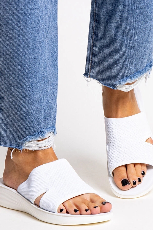 Biele šľapky na platforme Linah