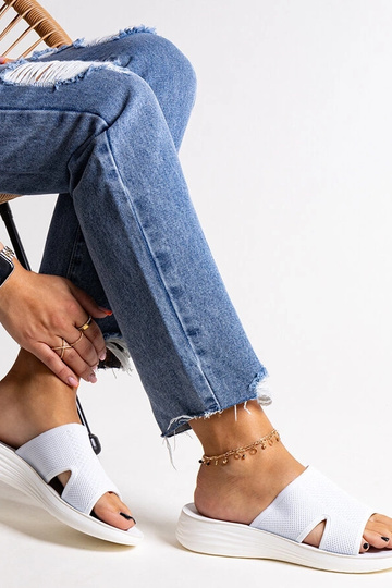 Biele šľapky na platforme... 2