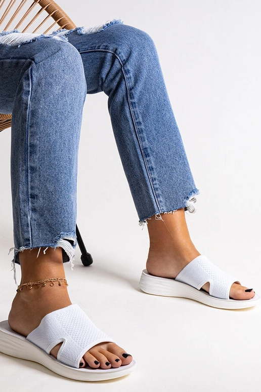 Biele šľapky na platforme Linah