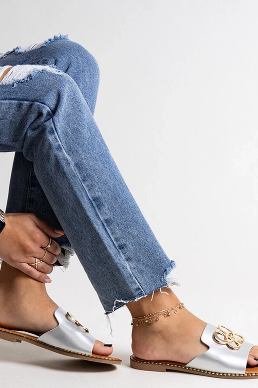 Strieborné šľapky s ozdobnou prackou...