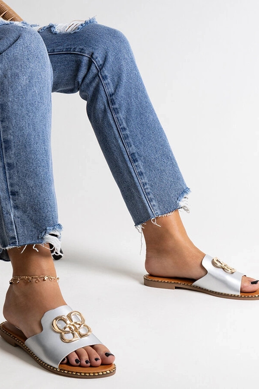 Strieborné šľapky s ozdobnou prackou...