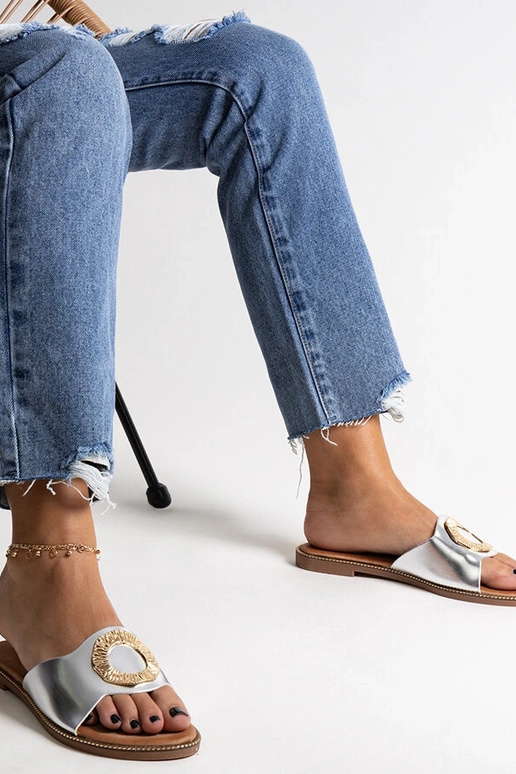 Strieborné šľapky s ozdobnou sponou...