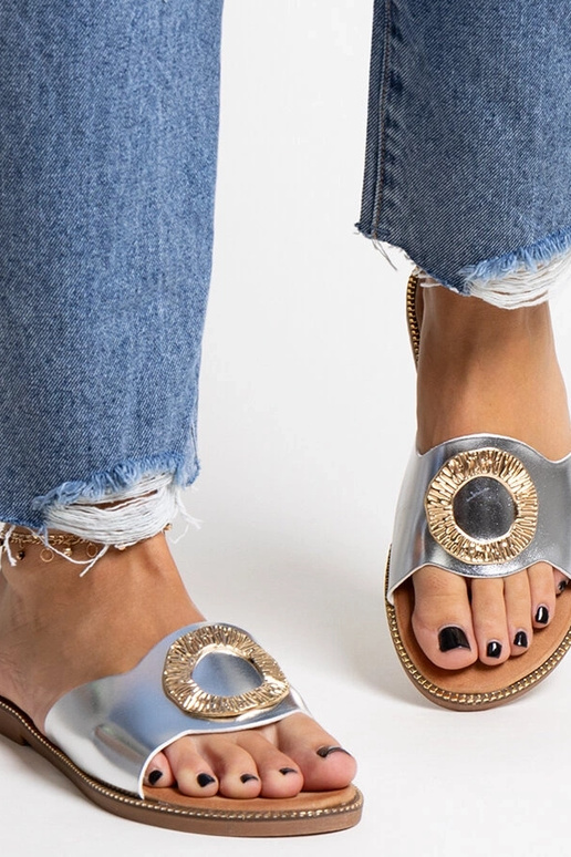 Strieborné šľapky s ozdobnou sponou...