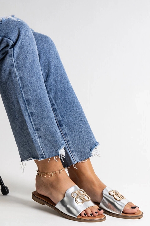 Strieborné šľapky s ozdobnou prackou...