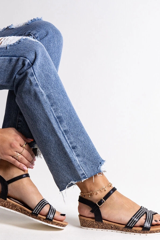 Čierne nízke klinové sandále Saila