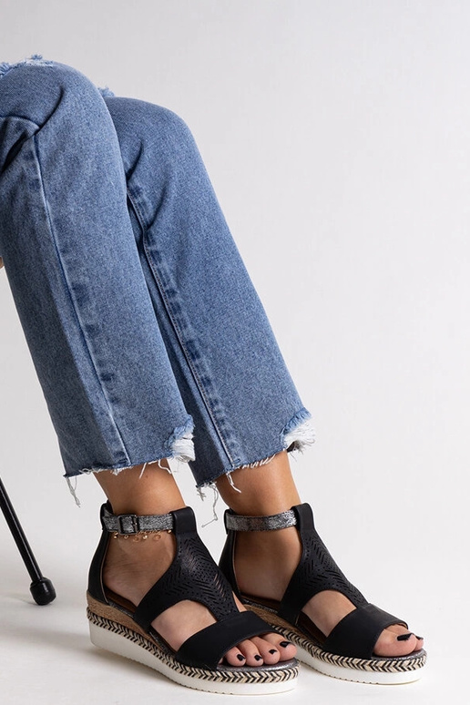 Čierne sandále Tiuma na nízkom klinu