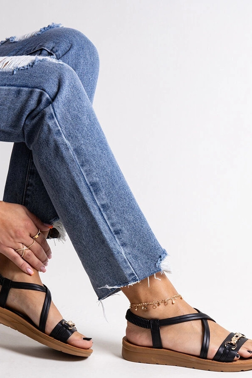 Čierne sandále so zlatou prackou...