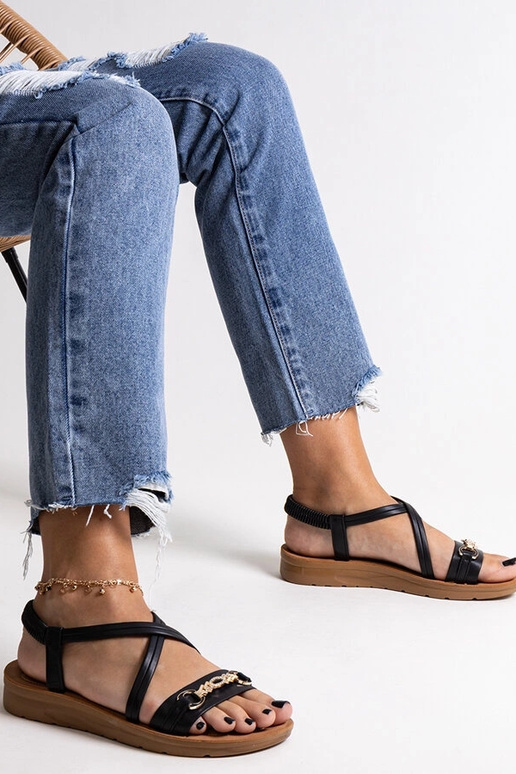 Čierne sandále so zlatou prackou...