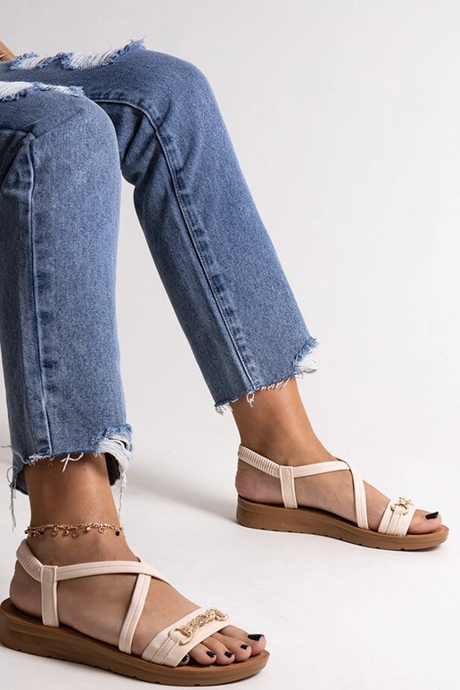 Béžové sandále so zlatou prackou...