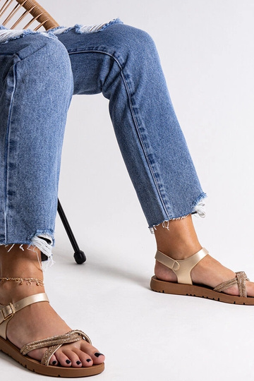 Zlaté sandále zdobené... 2