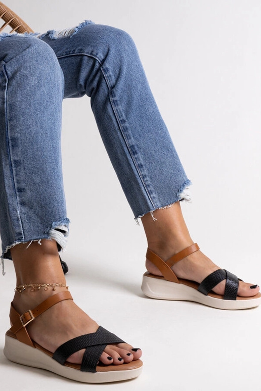 Čierno-hnedé sandále na nízkom klinu...