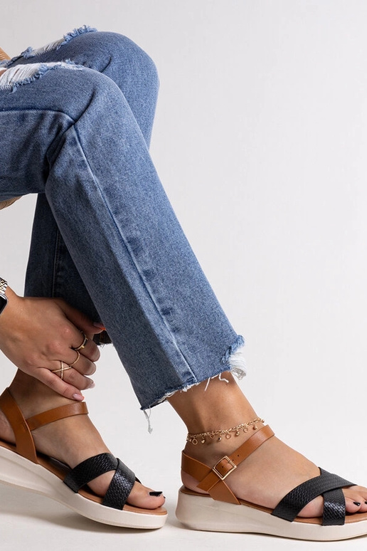 Čierno-hnedé sandále na nízkom klinu...