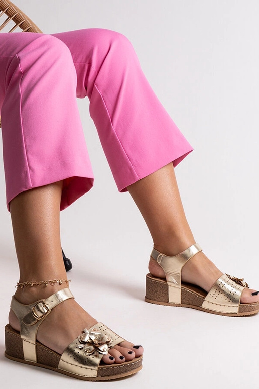 Zlaté sandále s kifákovým kvetom