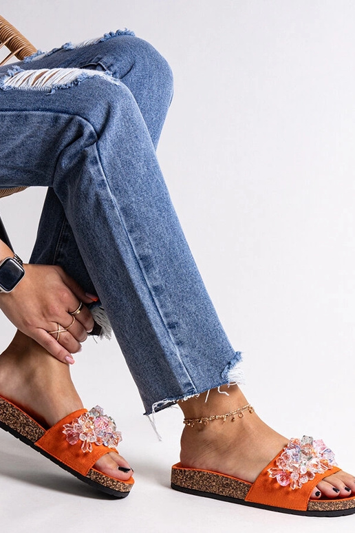 Oranžové šľapky zdobené kamienkami...