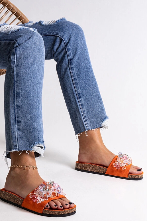 Oranžové šľapky zdobené kamienkami...