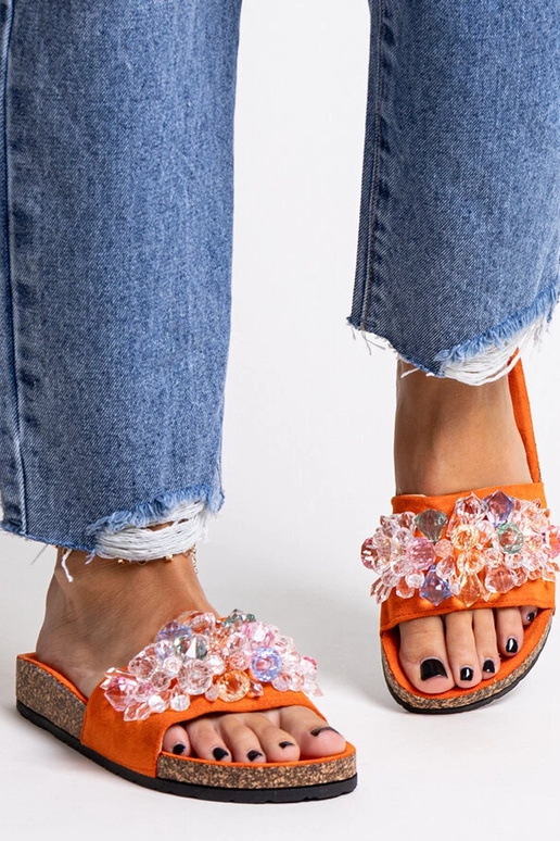 Oranžové šľapky zdobené kamienkami...