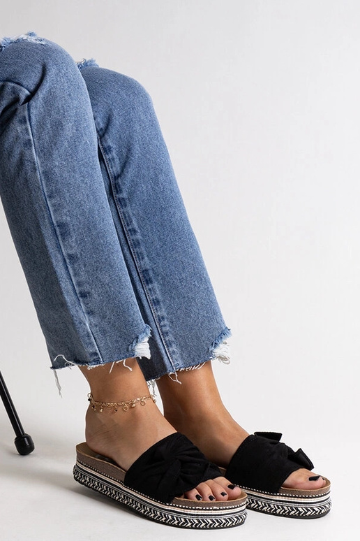 Masívne čierne šľapky s ozdobnou...