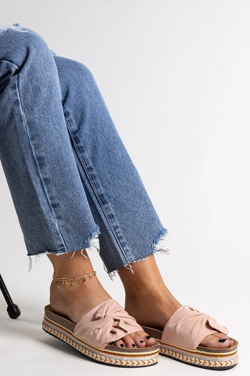 Hrubé ružové šľapky s ozdobnou...