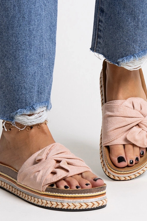 Hrubé ružové šľapky s ozdobnou...