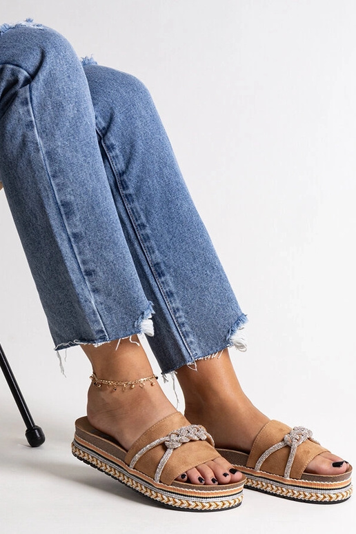 Hnedé šľapky zdobené Kamiliánskymi...