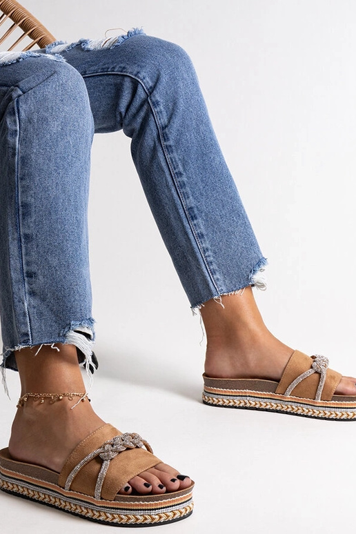 Hnedé šľapky zdobené Kamiliánskymi...