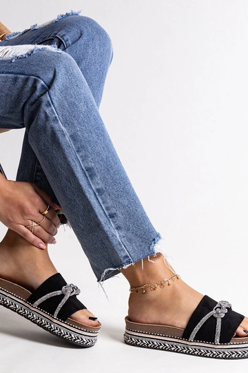 Čierne šľapky zdobené...