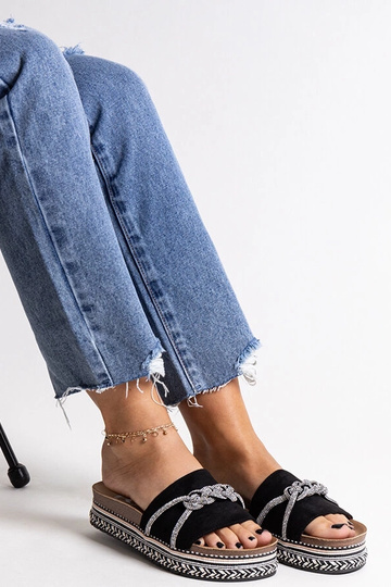 Čierne šľapky zdobené... 2