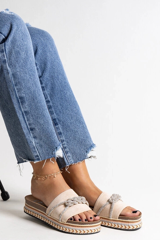 Béžové šľapky zdobené Kamiliánskymi...