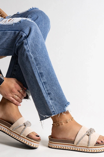 Béžové šľapky zdobené... 2