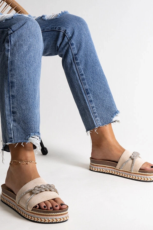 Béžové šľapky zdobené Kamiliánskymi...