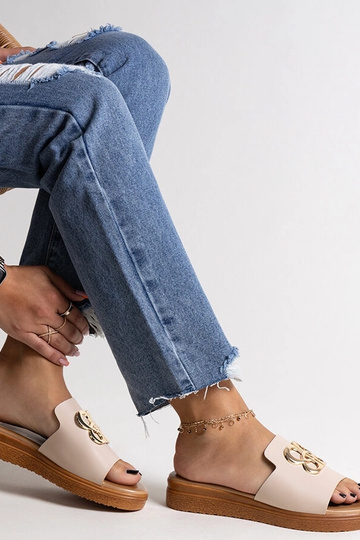 Béžové šľapky s ozdobnou... 2