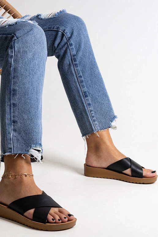 Čierne klinové sandále z ecko kože...