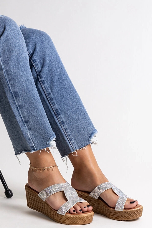 Strieborné sandále na kline s...