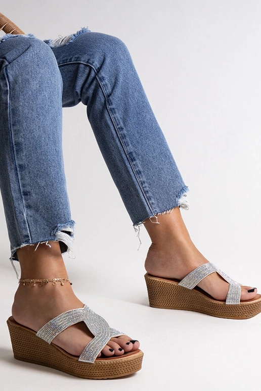 Strieborné sandále na kline s...