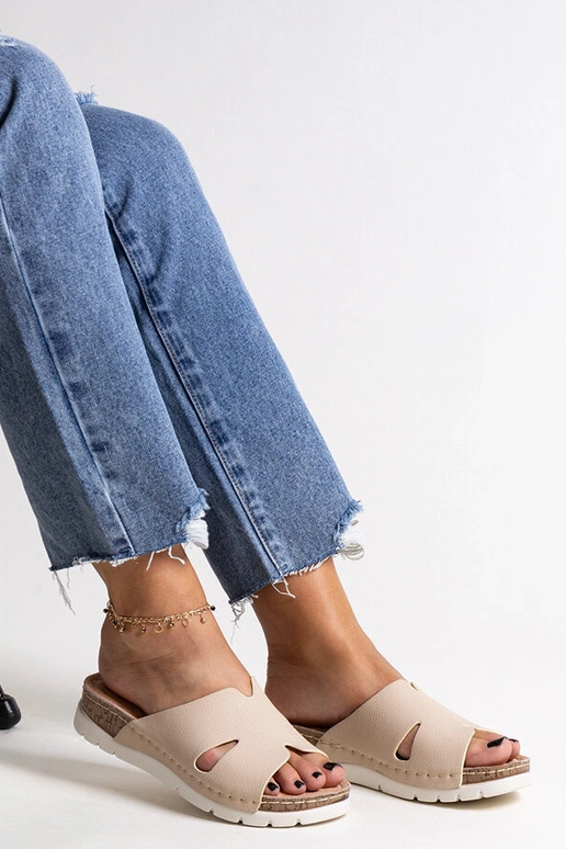 Béžové šľapky s koženou stielkou Masha