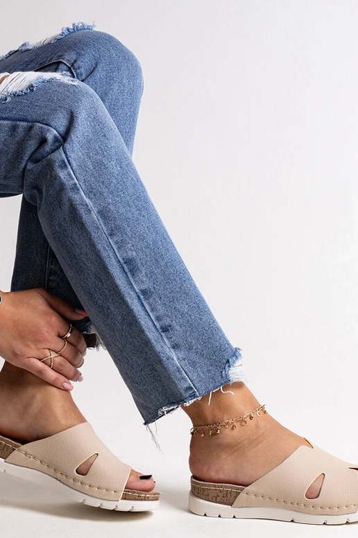 Béžové šľapky s koženou stielkou Masha