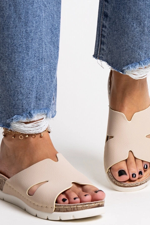 Béžové šľapky s koženou stielkou Masha