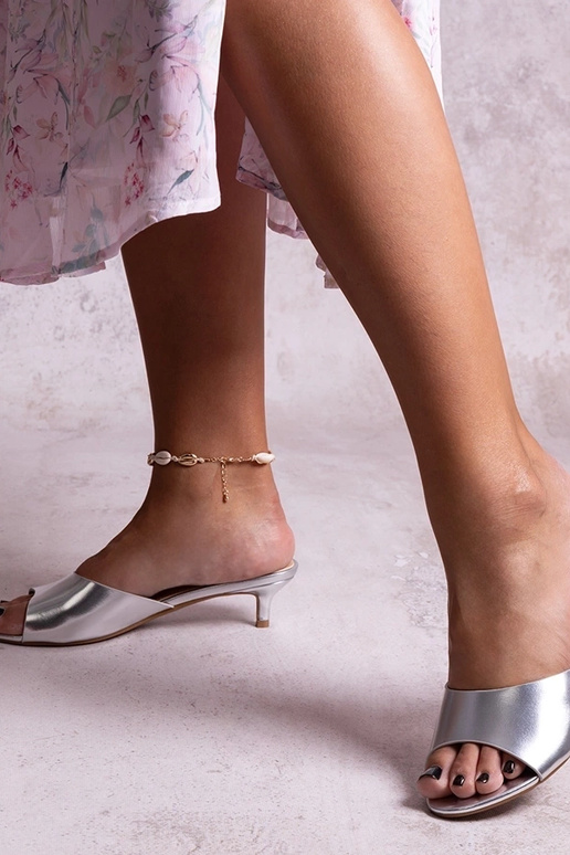 Strieborné mules na nízkom podpätku...