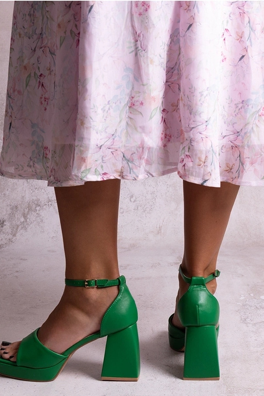 Zelené sandále na stĺpiku Vesna