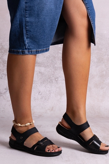 Čierne sandále na platforme...