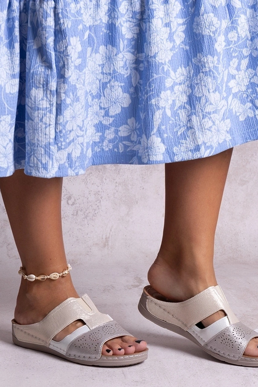 Béžové lesklé šľapky Saminar