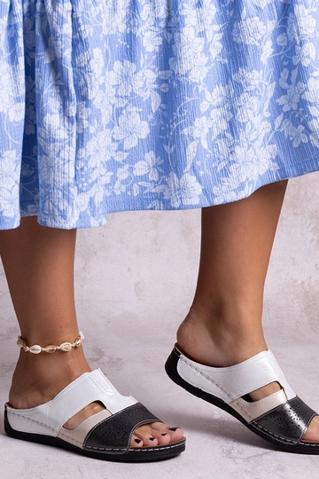 Čiernobiele lesklé šľapky...