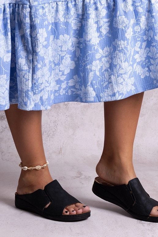 Čierne perforované šľapky Marouna