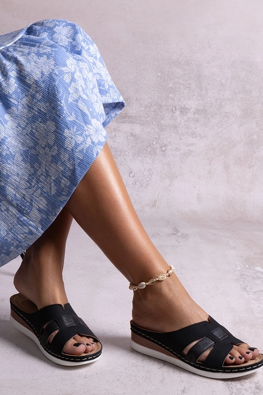 Čierne ľahké šľapky na nízkom opätku...