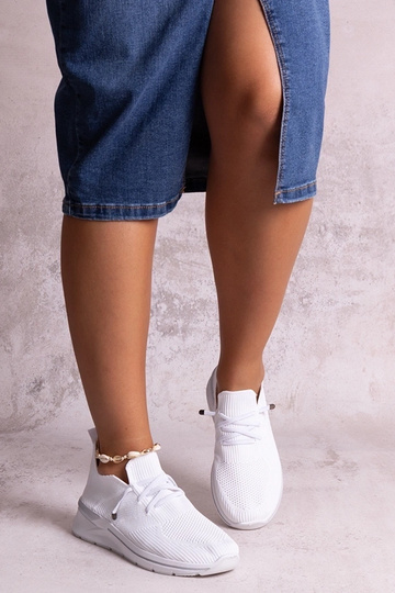 Biele nazúvacie tenisky...