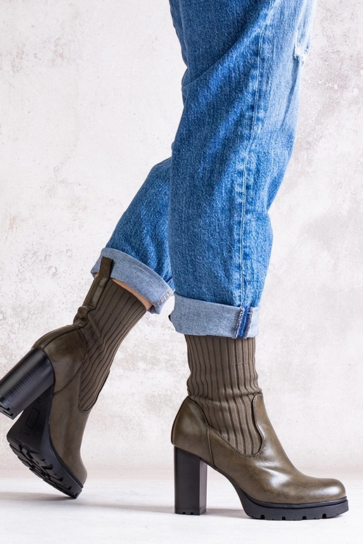 Zelené členkové čižmy na blokovom...