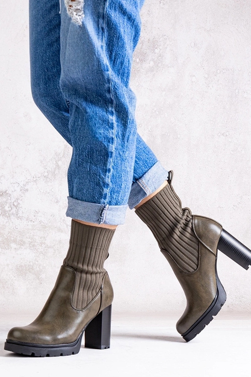 Zelené členkové čižmy na blokovom...